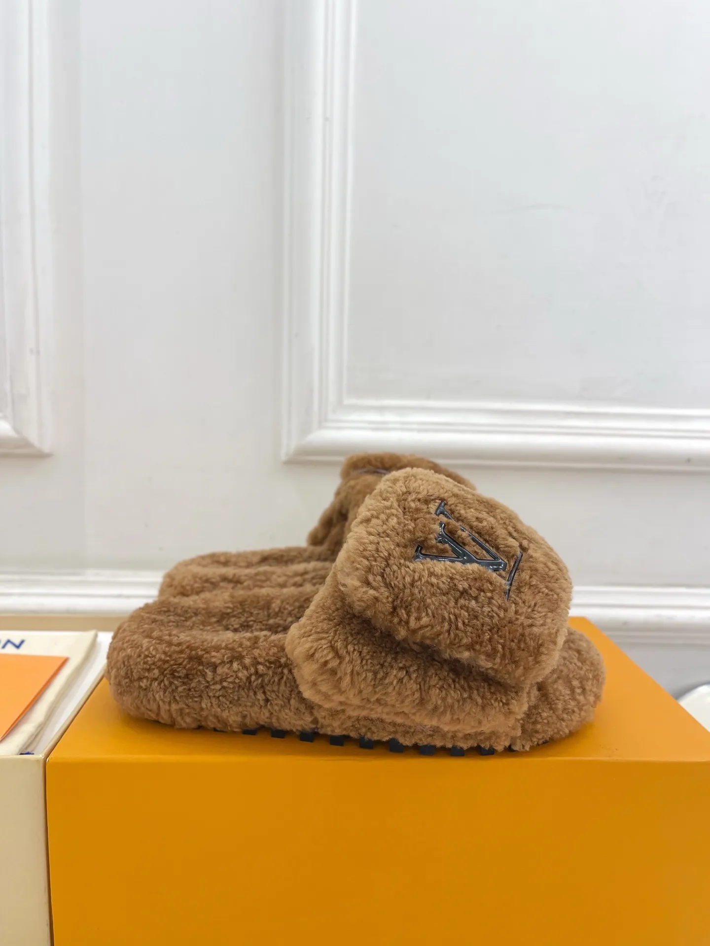 👟👟Ex-factory price 480👟👟 | Louis Vuitton 25𝐬𝐬 🧡💚2025 spring and summer new style top version⚠️ The counter features the latest LV wallet fur slippers, new hard goods🆕 ❥BS purchasing level! Full of high-end feel! A popular model among bloggers at home and abroad, it’s retro and fashionable and looks amazing on your feet! Mainly recommended model on the official website★ ━━━━━ ЅᏇєєt ━━━━━ ▪️Upper: Original custom-made wool ▪️Lining: imported goat hair lining ▪️Outsole: Original custom-made non-slip outsole ▪️Heel height: flat ▪️Shoe size: 35-39 (40.41.42 customization is not returnable)